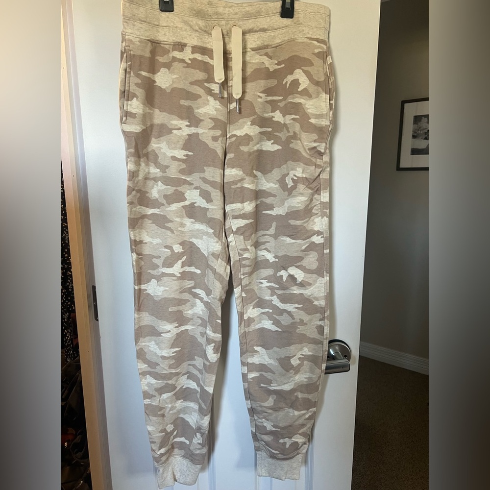 Athleta Beige & Cream Camo Jogger Sweatpants